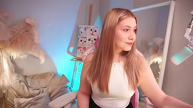 Snapshot of Emilicious chatting on April 2026 05:30:01 AM Emilicious online show from April 2026 05:30:01 AM