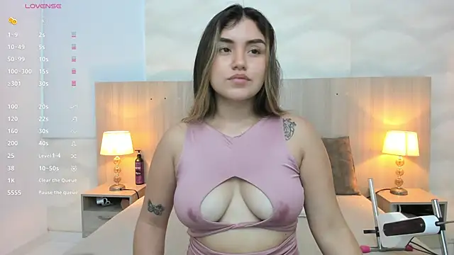 Snapshot of skinny_laura chatting on May 2026 11:38:01 AM skinny laura online show from May 2026 11:38:01 AM