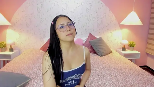 Snapshot of Leah_Brm chatting on April 2026 12:33:01 PM Leah Brm online show from April 2026 12:33:01 PM