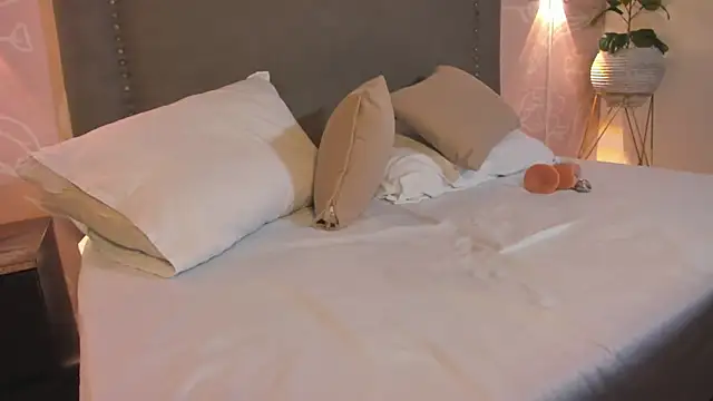Snapshot of lunna_celeste chatting on May 2026 02:45:01 PM lunna celeste online show from May 2026 02:45:01 PM