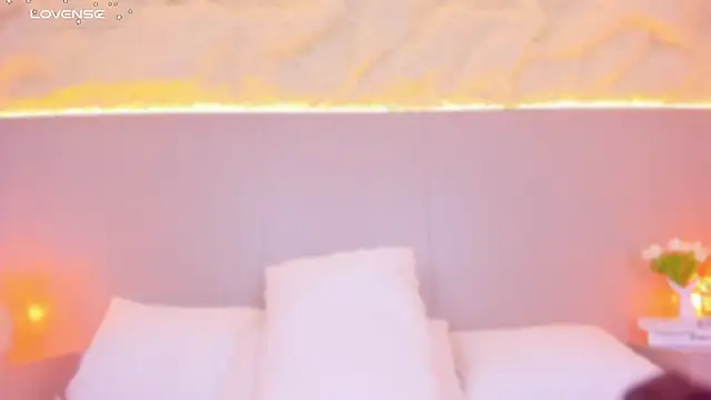 Snapshot of AlisonRoos chatting on April 2026 07:45:01 AM AlisonRoos online show from April 2026 07:45:01 AM