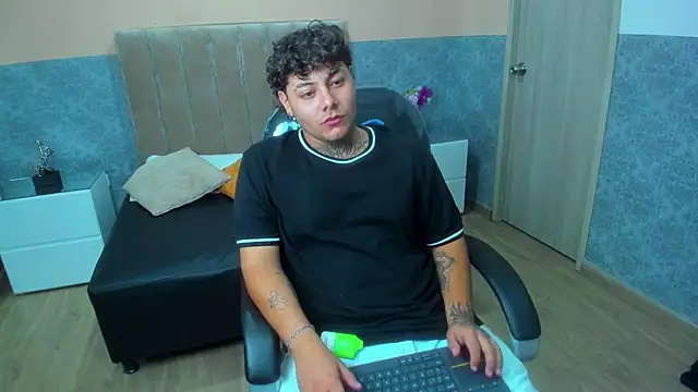 Snapshot of DAMON_SALVATTORE chatting on April 2026 03:47:01 AM DAMON SALVATTORE online show from April 2026 03:47:01 AM