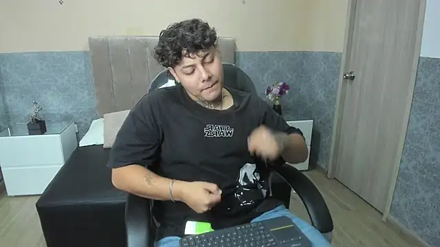 Snapshot of DAMON_SALVATTORE chatting on April 2026 03:35:01 AM DAMON SALVATTORE online show from April 2026 03:35:01 AM