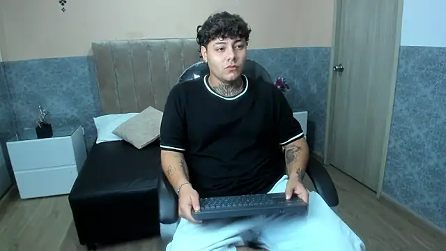 Snapshot of DAMON_SALVATTORE chatting on April 2026 03:33:01 AM DAMON SALVATTORE online show from April 2026 03:33:01 AM