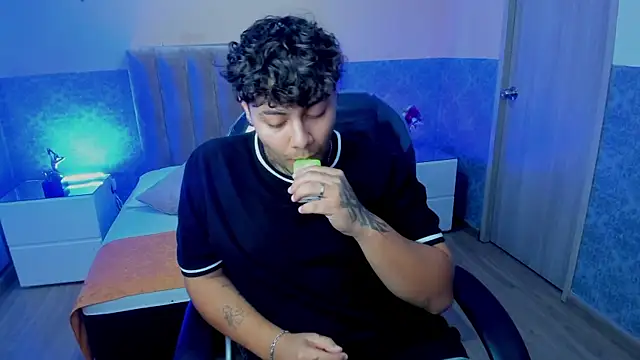 Snapshot of DAMON_SALVATTORE chatting on April 2026 03:29:02 AM DAMON SALVATTORE online show from April 2026 03:29:02 AM