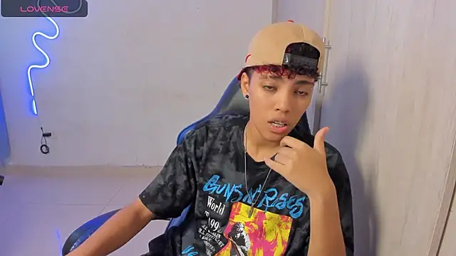 Snapshot of axel_luxxx chatting on April 2026 07:58:02 PM axel luxxx online show from April 2026 07:58:02 PM