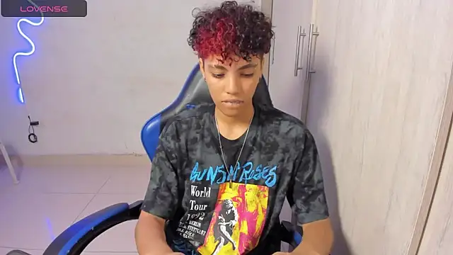 Snapshot of axel_luxxx chatting on April 2026 02:21:01 PM axel luxxx online show from April 2026 02:21:01 PM