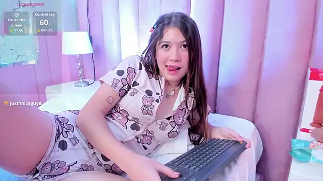 Snapshot of Hellencute18_ chatting on May 2026 02:02:01 PM Hellencute18 online show from May 2026 02:02:01 PM