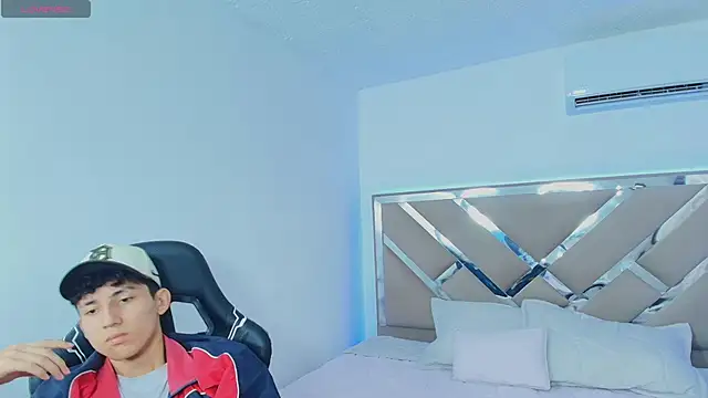 Snapshot of Valentino_Rey chatting on April 2026 12:06:02 PM Valentino Rey online show from April 2026 12:06:02 PM