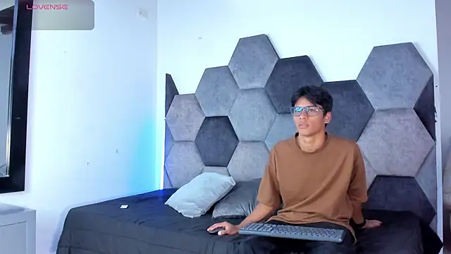 Snapshot of LiamKron chatting on April 2026 11:38:02 AM LiamKron online show from April 2026 11:38:02 AM