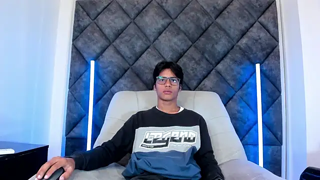 LiamKron online show from May 2026 12:01:02 PM