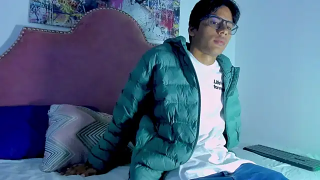 Snapshot of LiamKron chatting on April 2026 11:36:01 AM LiamKron online show from April 2026 11:36:01 AM