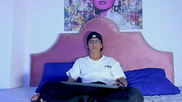 Snapshot of LiamKron chatting on April 2026 12:31:02 PM LiamKron online show from April 2026 12:31:02 PM