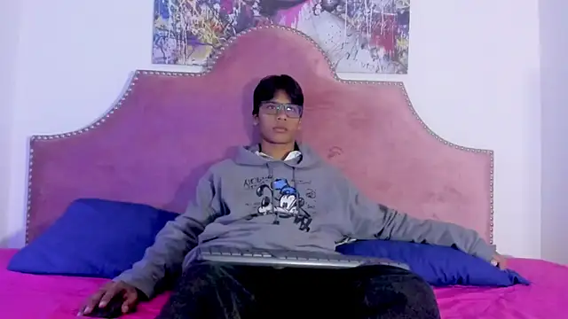 Snapshot of LiamKron chatting on April 2026 11:35:01 AM LiamKron online show from April 2026 11:35:01 AM