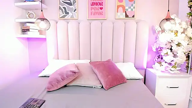 Snapshot of Madie_amoretti chatting on April 2026 12:21:02 PM Madie amoretti online show from April 2026 12:21:02 PM