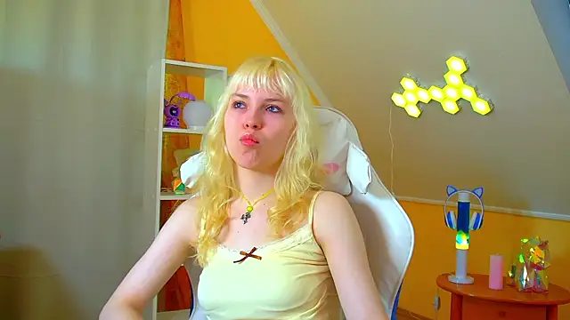 HannahHollis online show from June 2026 06:18:02 AM