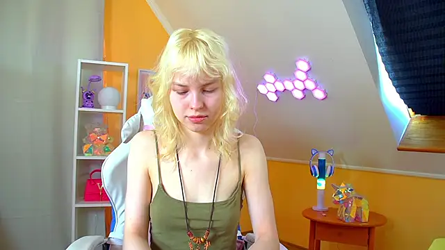 HannahHollis online show from April 2026 06:15:01 AM