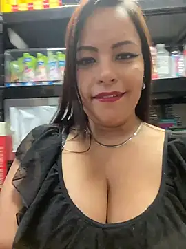 MIA ROSSEEE online show from May 2026 12:36:01 PM