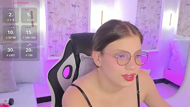 Snapshot of liiliie_petite chatting on May 2026 07:11:01 PM liiliie petite online show from May 2026 07:11:01 PM
