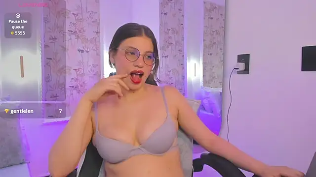 Snapshot of liiliie_petite chatting on May 2026 07:31:01 PM liiliie petite online show from May 2026 07:31:01 PM
