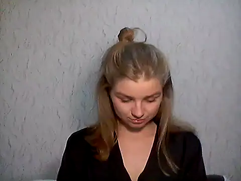 ElizaCrowe online show from April 2026 04:41:02 PM