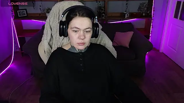 Snapshot of QwertyAnnie_Lbo chatting on April 2026 05:05:01 PM QwertyAnnie Lbo online show from April 2026 05:05:01 PM