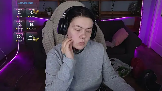 Snapshot of QwertyAnnie_Lbo chatting on April 2026 01:21:01 AM QwertyAnnie Lbo online show from April 2026 01:21:01 AM