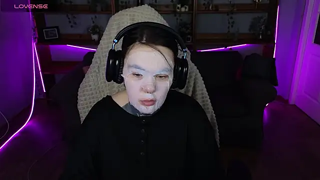 Snapshot of QwertyAnnie_Lbo chatting on April 2026 02:50:02 AM QwertyAnnie Lbo online show from April 2026 02:50:02 AM