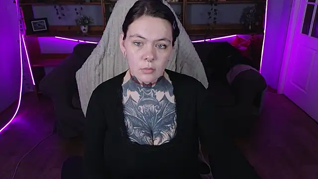 Snapshot of QwertyAnnie_Lbo chatting on April 2026 12:19:01 AM QwertyAnnie Lbo online show from April 2026 12:19:01 AM