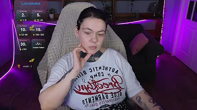 Snapshot of QwertyAnnie_Lbo chatting on April 2026 05:11:01 AM QwertyAnnie Lbo online show from April 2026 05:11:01 AM