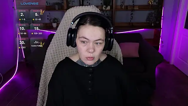 Snapshot of QwertyAnnie_Lbo chatting on April 2026 01:34:01 AM QwertyAnnie Lbo online show from April 2026 01:34:01 AM