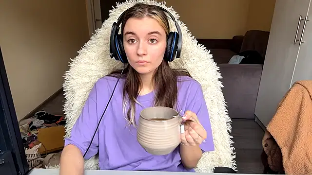 Snapshot of LueIvins chatting on April 2026 08:29:02 AM LueIvins online show from April 2026 08:29:02 AM