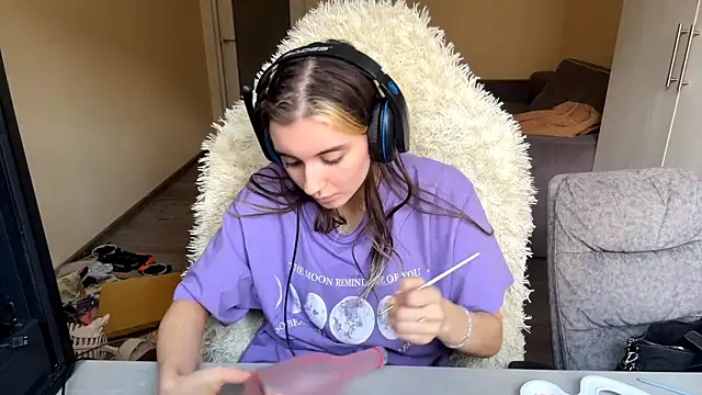 Snapshot of LueIvins chatting on April 2026 08:19:01 AM LueIvins online show from April 2026 08:19:01 AM