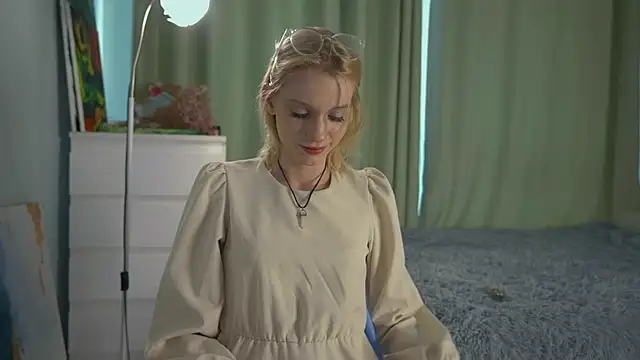 GildaThurgood online show from April 2026 04:18:01 AM