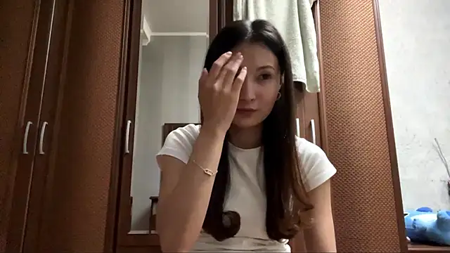MiaPoison online show from May 2026 03:18:02 PM