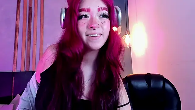 Snapshot of Leah_cherry chatting on June 2026 04:02:01 AM Leah cherry online show from June 2026 04:02:01 AM