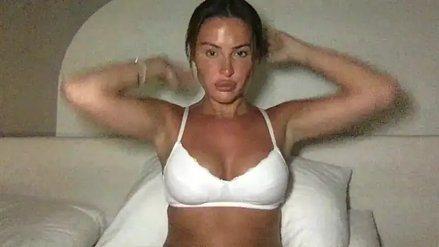 Selenaox online show from April 2026 06:53:02 PM