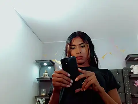 Naomisaenz01 online show from May 2026 06:57:01 PM