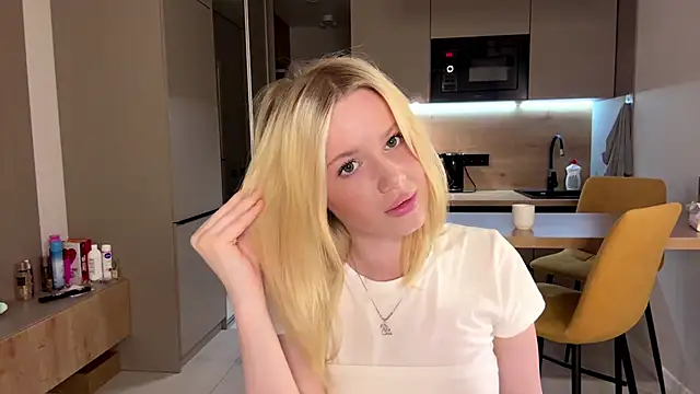 Snapshot of moonavelle chatting on June 2026 09:31:02 PM moonavelle online show from June 2026 09:31:02 PM