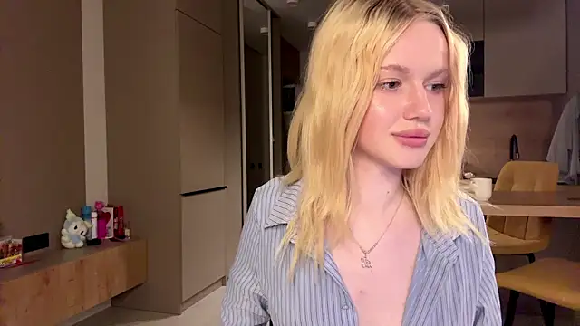 Snapshot of moonavelle chatting on May 2026 01:56:01 AM moonavelle online show from May 2026 01:56:01 AM