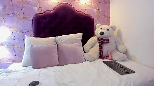 Snapshot of luna_bloomm_ chatting on May 2026 05:27:02 AM luna bloomm online show from May 2026 05:27:02 AM