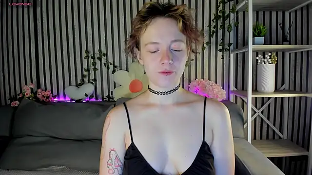 Snapshot of Ricki_Bloom chatting on July 2026 01:13:02 AM Ricki Bloom online show from July 2026 01:13:02 AM