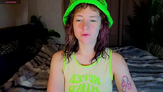Snapshot of Ricki_Bloom chatting on July 2026 01:12:02 AM Ricki Bloom online show from July 2026 01:12:02 AM