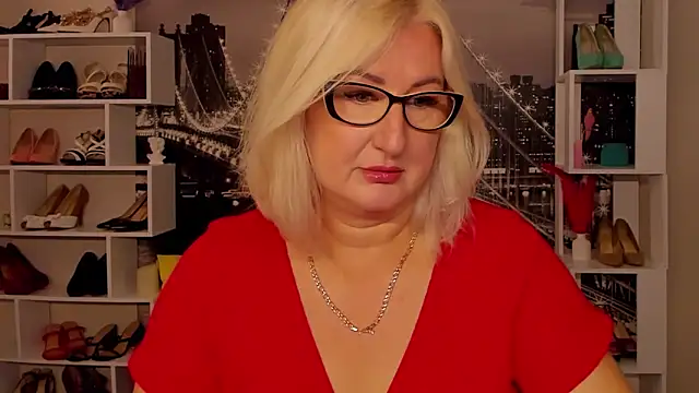 Snapshot of DianaFrances chatting on May 2026 10:54:01 AM DianaFrances online show from May 2026 10:54:01 AM