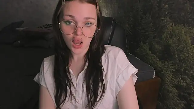 Emilly Hiil online show from May 2026 01:00:02 AM