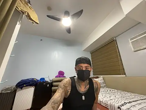 Snapshot of tattoo_hottie chatting on April 2026 02:33:01 PM tattoo hottie online show from April 2026 02:33:01 PM