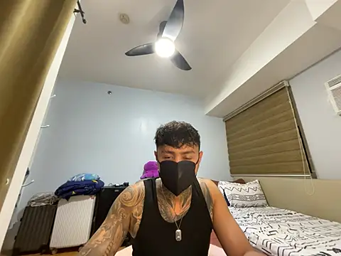 Snapshot of tattoo_hottie chatting on April 2026 01:37:01 PM tattoo hottie online show from April 2026 01:37:01 PM