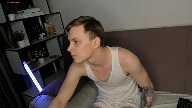 TwinkWhite online show from May 2026 09:18:02 PM