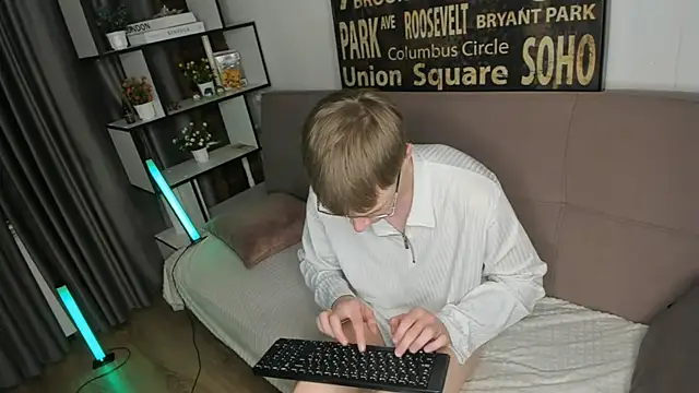 TwinkWhite online show from May 2026 09:04:01 PM