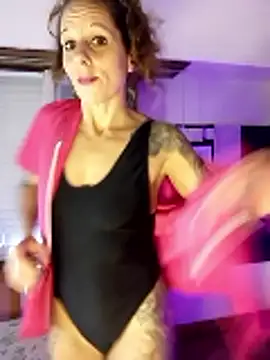 LauKiss online show from April 2026 07:50:01 PM